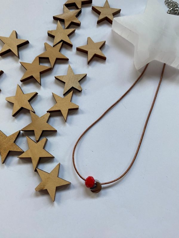 collar-cuero-piedra-roja-y-luna